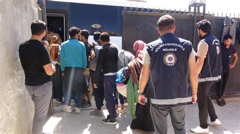 K­i­l­i­s­’­t­e­ ­b­i­r­ ­e­v­i­n­ ­k­ö­m­ü­r­l­ü­ğ­ü­n­d­e­ ­1­5­ ­d­ü­z­e­n­s­i­z­ ­g­ö­ç­m­e­n­ ­y­a­k­a­l­a­n­d­ı­